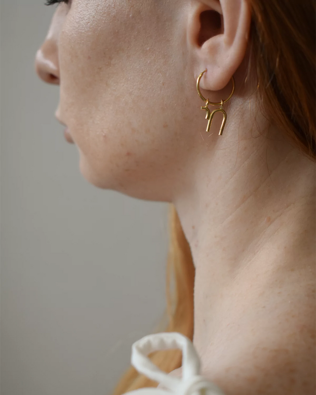 עגיל חי על חישוק זהב 14K