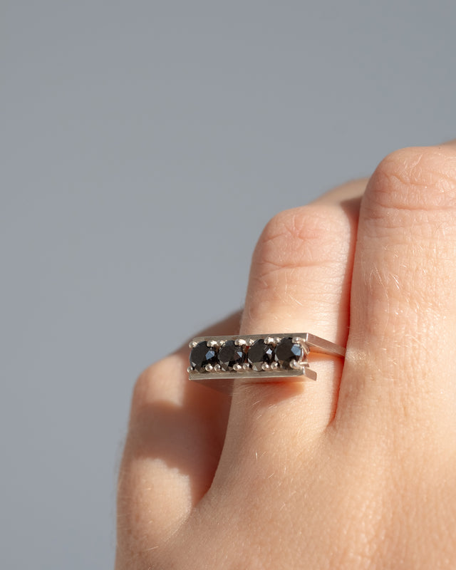 טבעת רפליקה קוואטרו כסף ואבנים שחורות