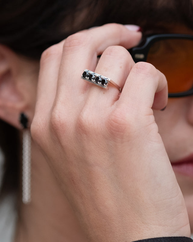 טבעת רפליקה קוואטרו כסף ואבנים שחורות