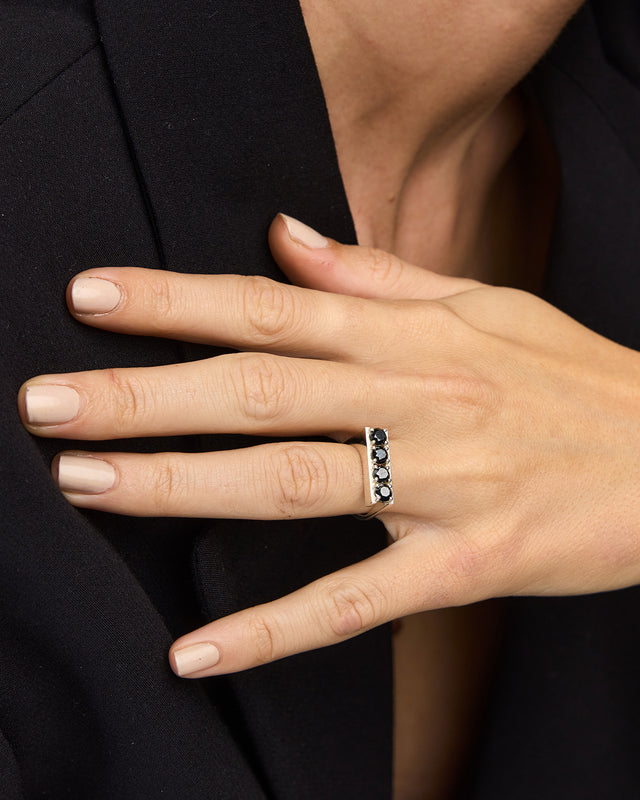 טבעת רפליקה קוואטרו כסף ואבנים שחורות