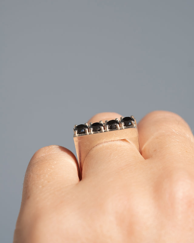 טבעת רפליקה קוואטרו כסף ואבנים שחורות